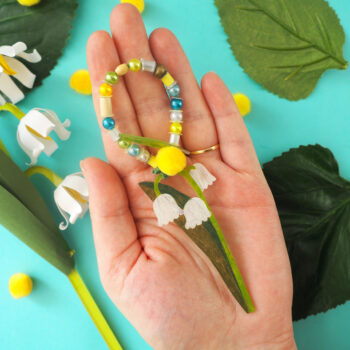 Décoration à suspendre - Brin de muguet, feuille et perles jaunes