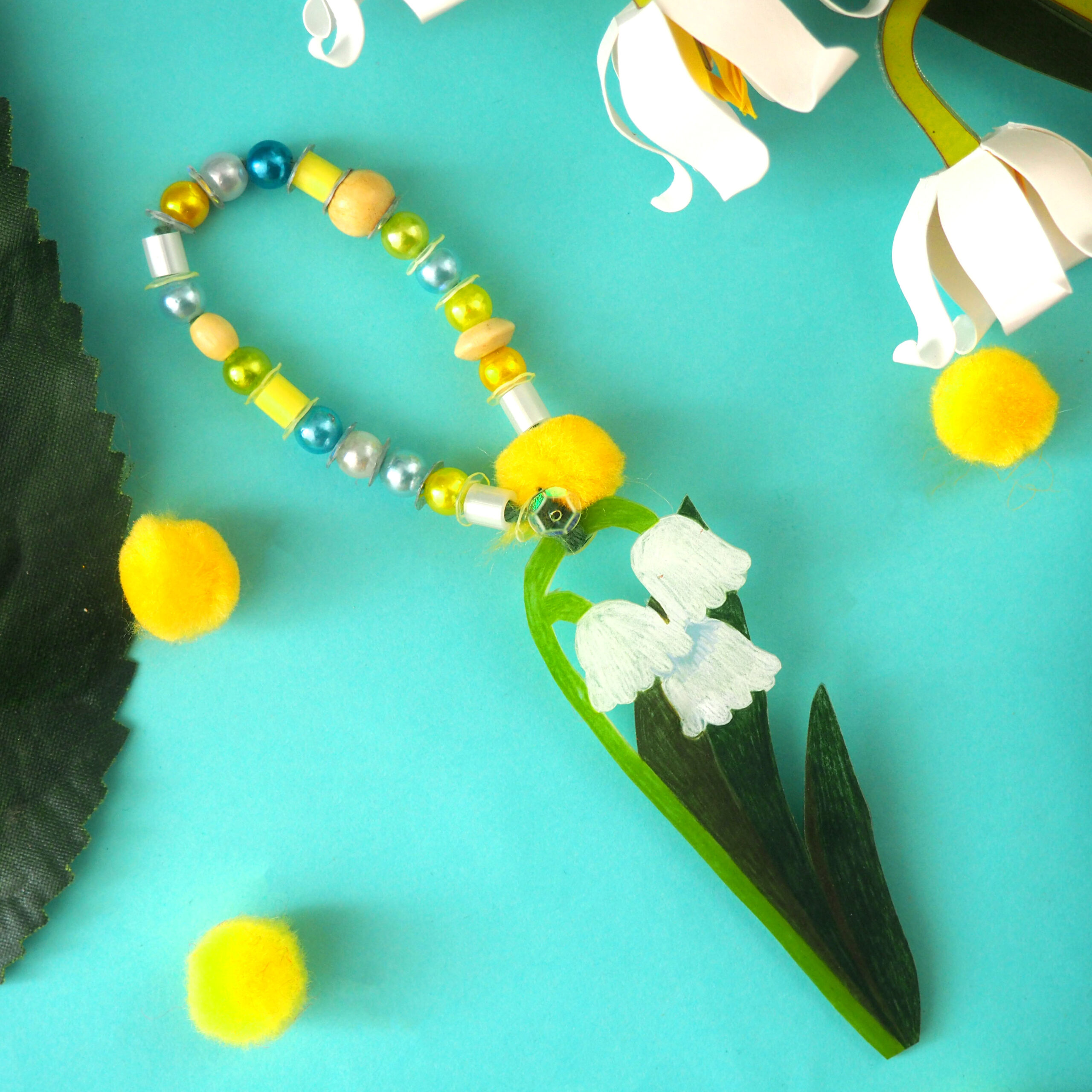 Décoration à suspendre - Brin de muguet, perles jaunes